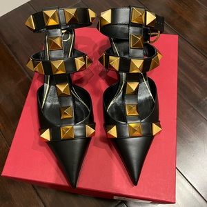 Valentino Roman Stud 40 Leather Ankle Strap Pump - 38.5 / Black